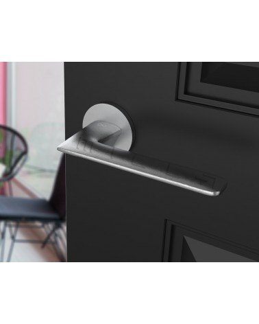 Maniglia per porta in zama Line GIULIA maniglia design colore 2 vista dall'alto leggermente inclinata montata su una porta