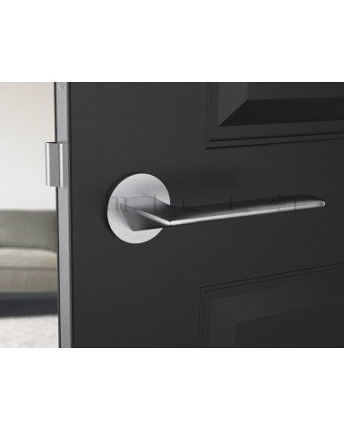 Maniglia per porta in zama Line GIULIA maniglia design colore 2 vista frontale montata su una porta socchiusa