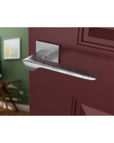 Maniglia per porta cromata spazzolata LIGNE design vista inclinata montata su una porta