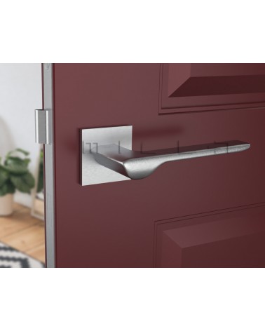 Maniglia per porta moderna LIGNE design vista frontale montata su una porta