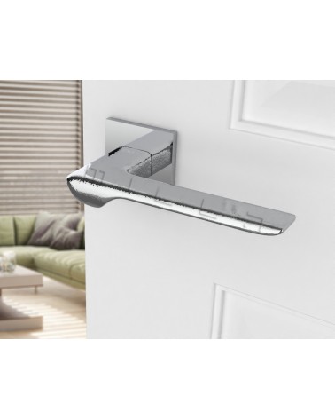 Maniglia per porta cromata lucida LIGNE design vista inclinata montata su una porta