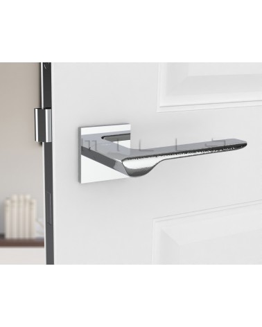 Maniglia per porta cromata lucida LIGNE design vista frontale montata su una porta