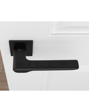 Maniglia per porta nera LIGNE design vista dall'alto montata su una porta