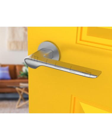 Maniglia per porta cromo spazzolato LIGNE design vista inclinata montata su una porta