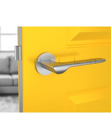 Maniglia per porta stile moderno LIGNE design vista frontale montata su una porta