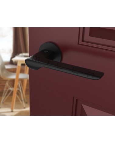 Maniglia per porta nera LIGNE design vista inclinata montata su una porta