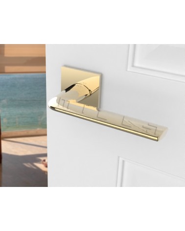 Maniglia per porta oro STINGER maniglia design vista inclinata montata su una porta