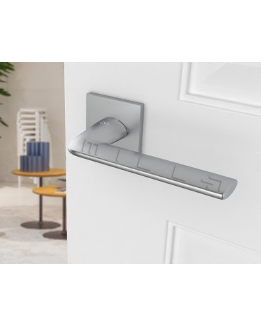 Maniglia per porta stile classico STINGER maniglia design vista inclinata montata su una porta
