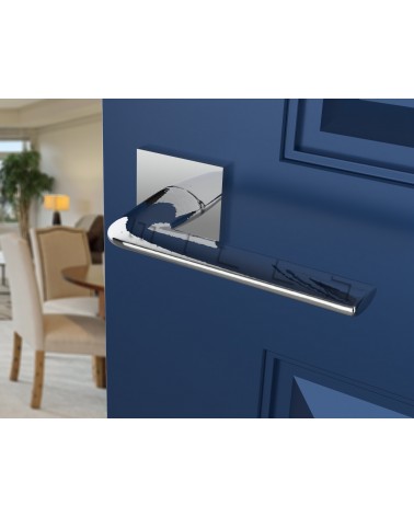 Maniglia per porta cromo lucido STINGER maniglia design vista inclinata montata su una porta