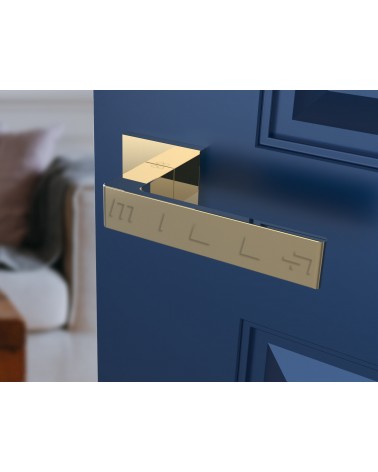 Maniglia per porta oro lucido Apollo design vista inclinata montata su una porta