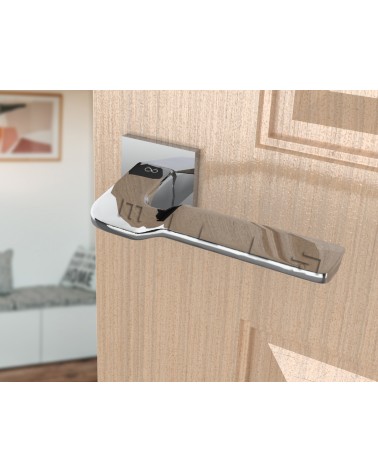 Maniglia per porta cromo lucido LINE BALI ferramenta design vista inclinata montata su una porta