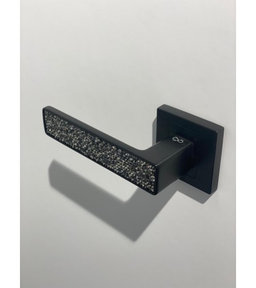 Maniglia per porta nera GLAMOUR ferramenta design vista dall'alto montata su una porta