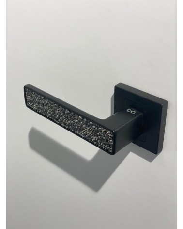 Maniglia per porta nera GLAMOUR ferramenta design vista dall'alto inclinata montata su una porta
