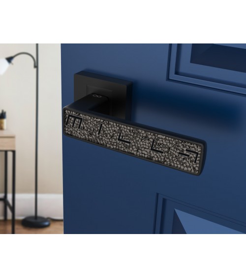 Maniglia per porta nera GLAMOUR ferramenta design vista dall'alto montata su una porta