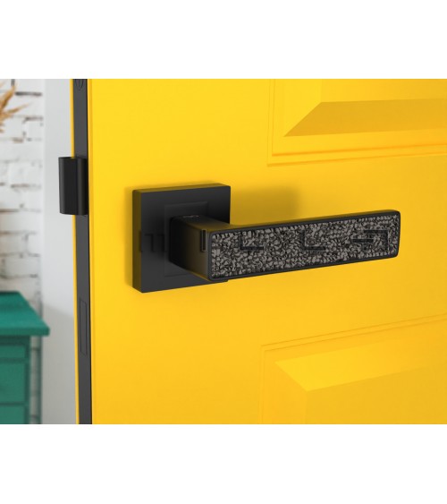 Maniglia per porta nera GLAMOUR ferramenta design vista dall'alto montata su una porta