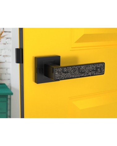Maniglia per porta nera GLAMOUR ferramenta design vista frontale montata su una porta