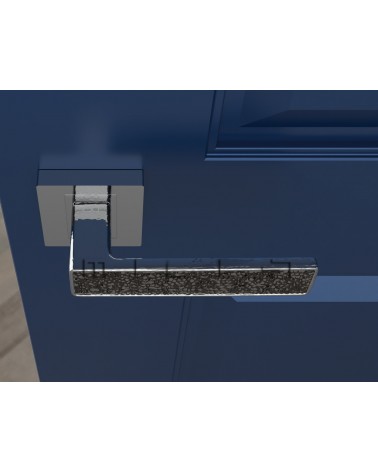 Maniglia per porta cromo lucido GLAMOUR ferramenta design vista dall'alto montata su una porta