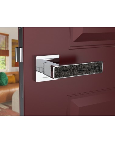 Maniglia per porta cromo lucido GLAMOUR ferramenta design vista frontale montata su una porta