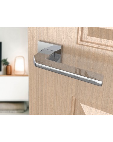 Maniglia per porta ETNA in cromo lucido, ferramenta design, vista inclinata montata su una porta