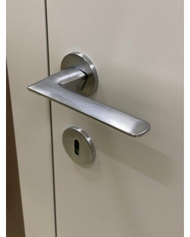 Maniglia per porta cromata spazzolata Line GIULIA maniglia design vista dall'alto leggermente inclinata montata su una porta