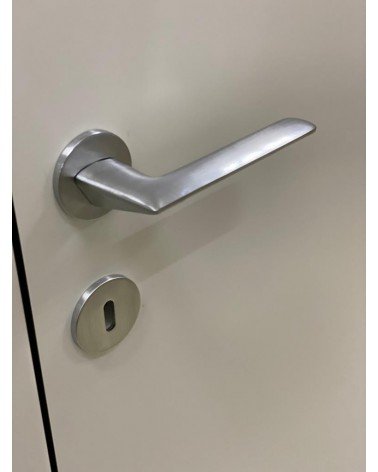 Maniglia per porta cromata spazzolata Line GIULIA maniglia design vista dal basso montata su una porta