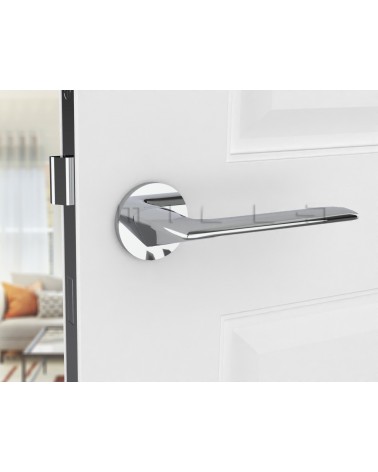 Maniglia per porta cromo lucido Line GIULIA maniglia design vista frontale montata su una porta