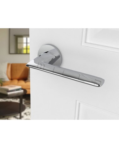 Maniglia per porta cromo lucido Line GIULIA maniglia design vista dall'alto inclinata montata su una porta