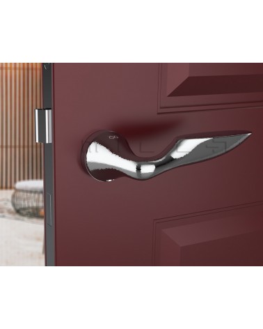 Maniglia per porta cromata lucida DOUCE maniglia design vista inclinata montata su una porta