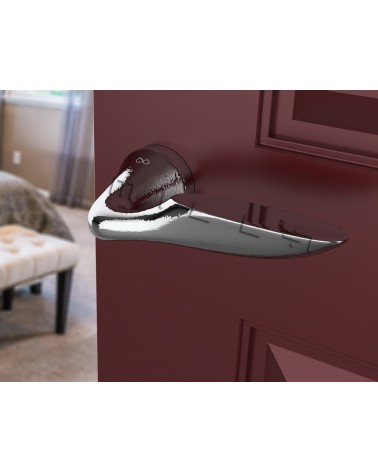 Maniglia per porta cromata lucida DOUCE maniglia design vista frontale montata su una porta