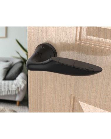 Maniglia per porta nera DOUCE maniglia design vista frontale montata su una porta aperta
