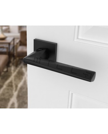 Maniglia per porta nera DIAMANT design vista inclinata montata su una porta