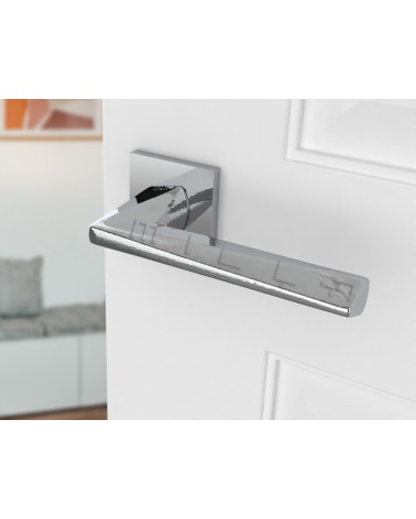 Maniglia per porta moderna DIAMANT maniglia design vista inclinata montata su una porta