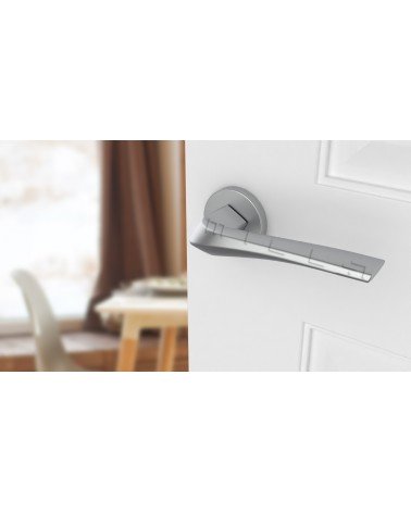 Maniglia porta su placca rotonda DALIA maniglia design colore 4 vista dall'alto inclinata montata su una porta