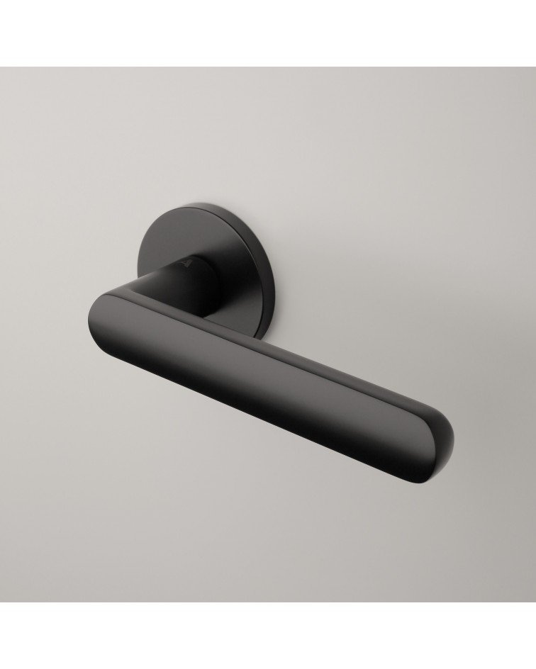 Maniglia per porta su placca rotonda FRAGOLA maniglia design montata su una porta