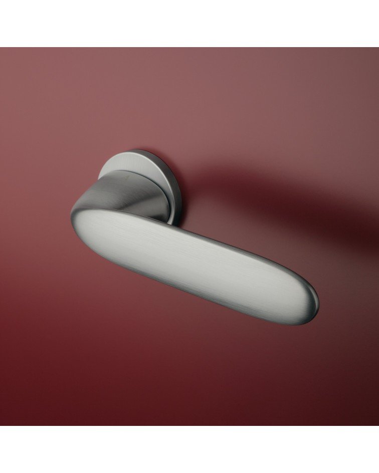 Maniglia per porta su placca rotonda PEONIA maniglia design montata su una porta 2