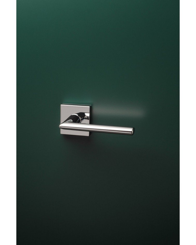 Maniglia per porta su placca quadrata PRIMULA maniglia design montata su una porta