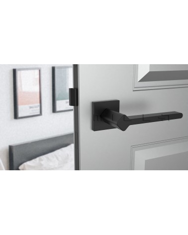 Maniglia per porta su placca quadrata NINFEA maniglia design colore 1 vista frontale montata su una porta