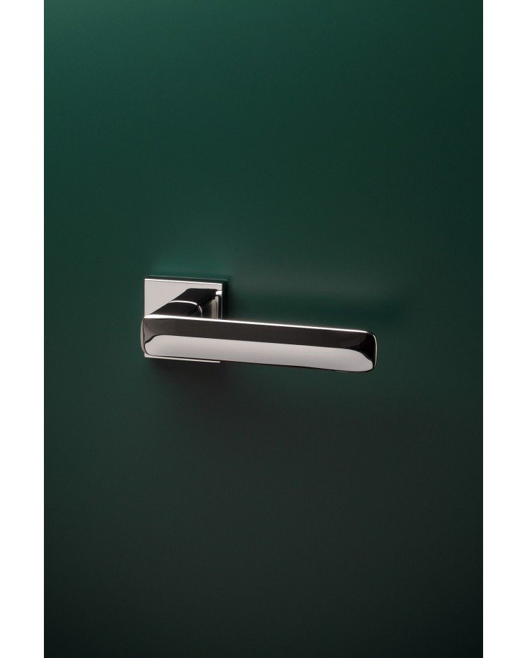 Maniglia per porta su placca quadrata STELLA ferramenta design montata su una porta