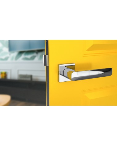 Maniglia per porta su placca quadrata STELLA ferramenta design colore 2 vista frontale montata su una porta