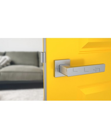 Maniglia per porta su placca quadrata ERICA ferramenta design colore 2 vista frontale montata su una porta