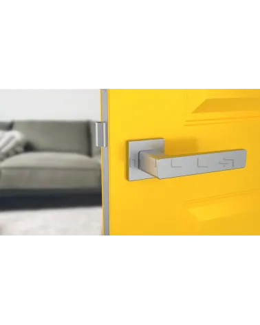 Maniglia per porta su placca quadrata ERICA ferramenta design colore 2 vista frontale montata su una porta