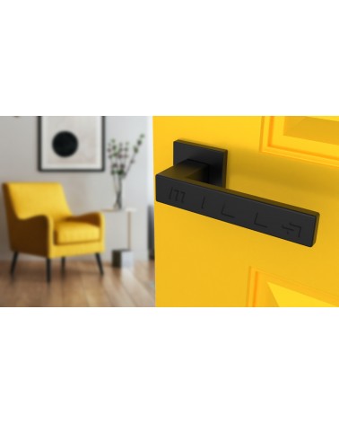 Maniglia per porta su placca quadrata PINA maniglia design colore 2 vista dall'alto inclinata montata su una porta