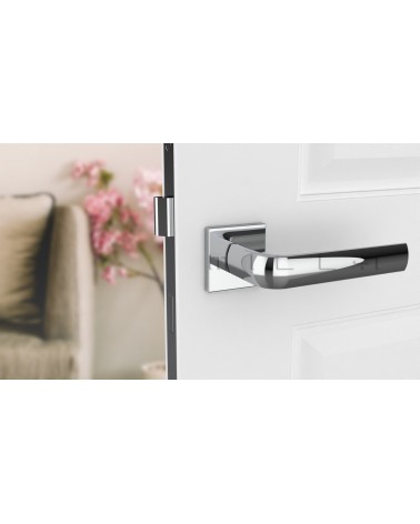 Maniglia per porta su rosetta quadrata MELA ferramenta design colore 1 vista frontale montata su una porta