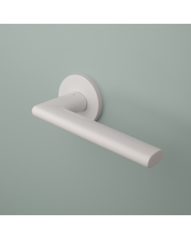 Maniglia per porta su rosetta rotonda KALMIA maniglia design montata su una porta 2