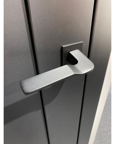 Maniglia per porta su placca quadrata LINE BALI design colore 1 su una porta 1