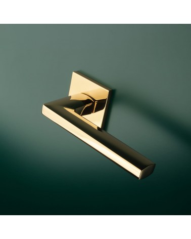 Maniglia per porta su placca quadrata PYROLA ferramenta design montata su una porta