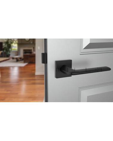 Maniglia per porta su placca quadrata LILA maniglia design colore 2 vista frontale montata su una porta