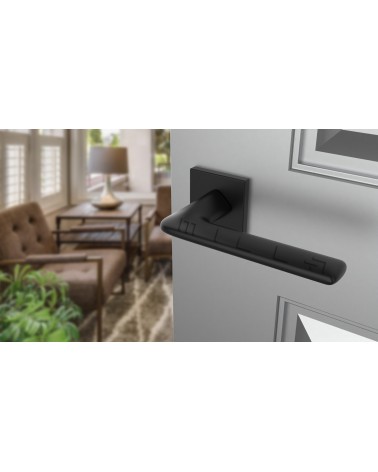 Maniglia per porta su placca quadrata LILA maniglia design colore 2 vista dall'alto inclinata montata su una porta