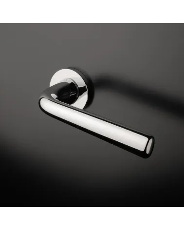 Maniglia per porta su placca rotonda TULIPA maniglia design montata su una porta