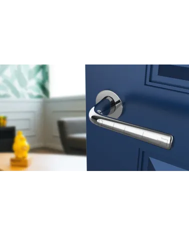 Maniglia per porta su placca rotonda TULIPA maniglia design vista dall'alto inclinata montata su una porta